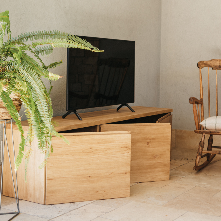 Mueble TV puertas madera maciza acabado con barnices al agua